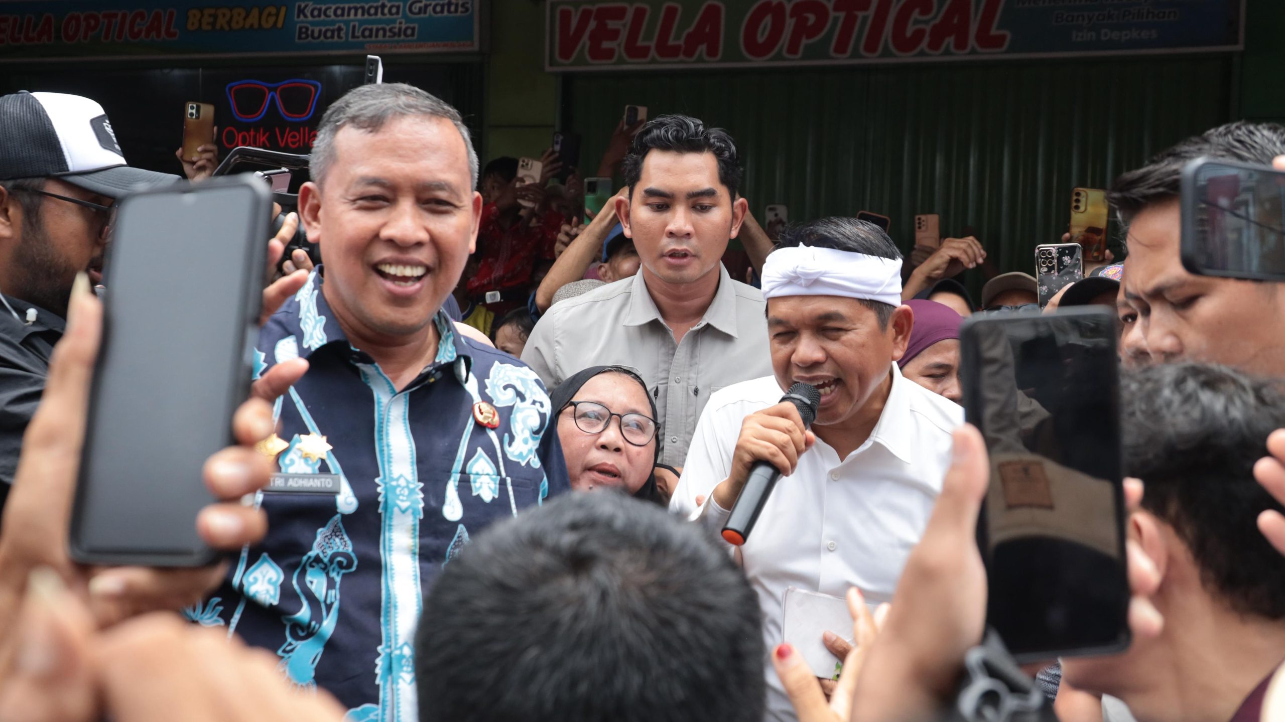 Kota Bekasi - Gubernur Jawa Barat Dedi Mulyadi bersama Wali Kota Bekasi Tri Adhianto saat hadiri beberapa kegiatan di Bekasi, Kamis (21/8/2025). Foto: Ist/Gobekasi.id