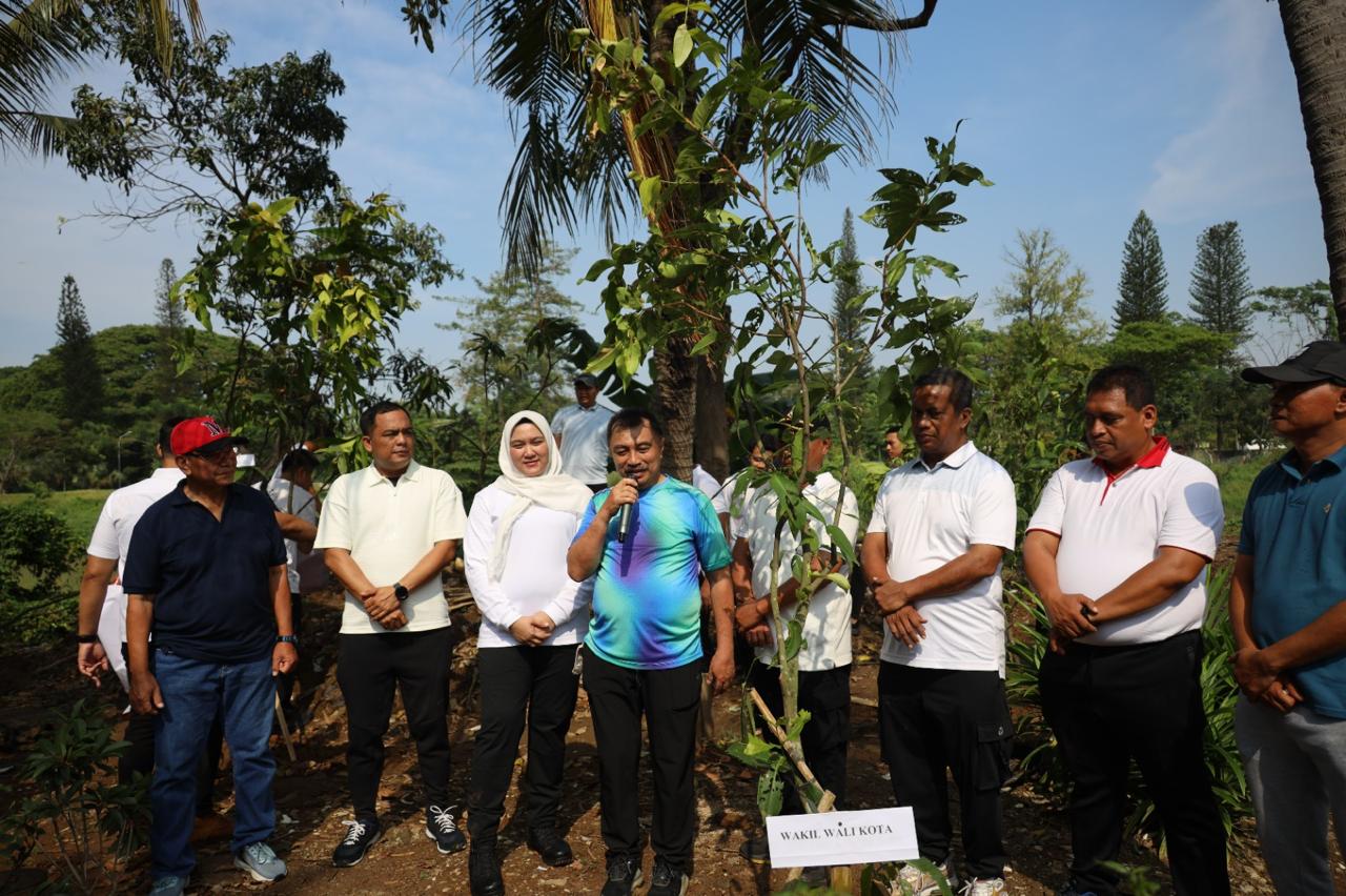 Kota Bekasi - Aksi penanaman pohon di kawasan bantaran Kali Bekasi, Perumahan Delta Pekayon, Bekasi Selatan, Kota Bekasi, Jumat (22/8/2025). Foto: Ist/Gobekasi.id