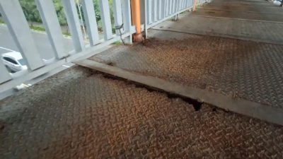 Kota Bekasi - Kondisi lantai JPO Ahmad Yani, Bekasi Selatan, Kota Bekasi, kropos. Foto: Septian/Gobekasi.id