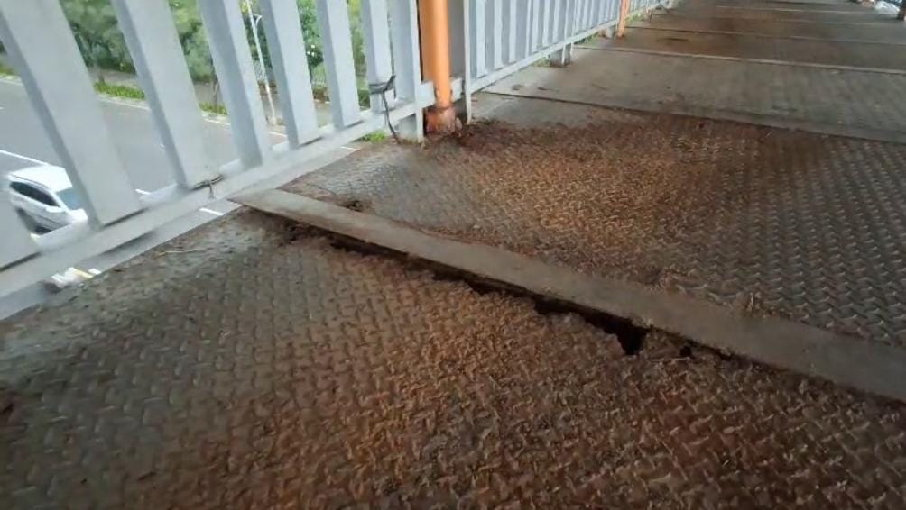 Kota Bekasi - Kondisi lantai JPO Ahmad Yani, Bekasi Selatan, Kota Bekasi, kropos. Foto: Septian/Gobekasi.id