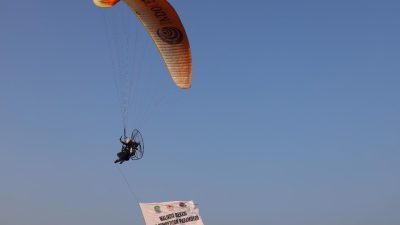 Kota Bekasi - Wali Kota Bekasi Fun Competition Paramotor 2025. Foto: Ist/Gobekasi.id