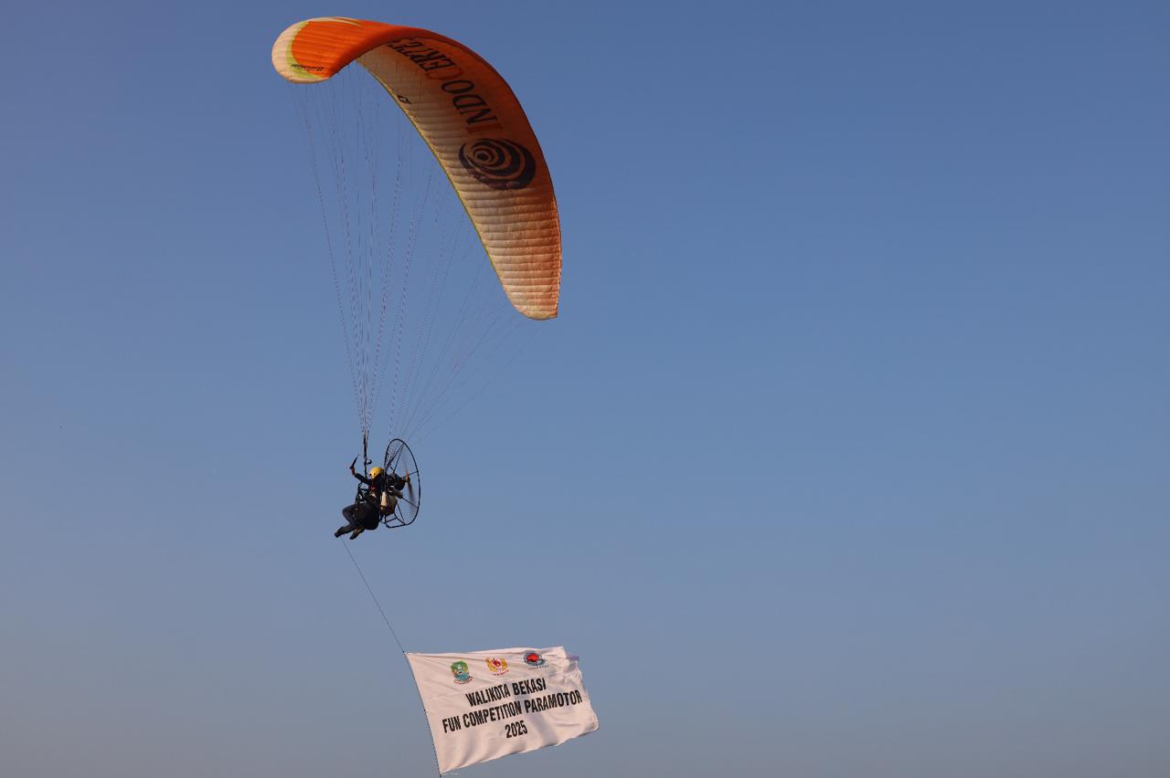 Kota Bekasi - Wali Kota Bekasi Fun Competition Paramotor 2025. Foto: Ist/Gobekasi.id