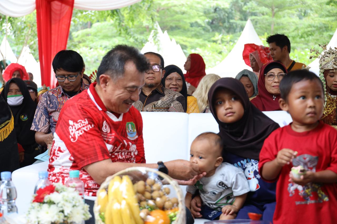 Kota Bekasi - Momen Hangat Wawali Bekasi Abdul Harris Bobihoe Bersama Anak-Anak di Festival Budaya Patriot, Sabtu (23/8/2025). Foto: Ist/Gobekasi.id