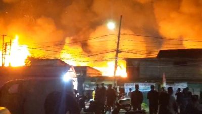 Kota Bekasi - Kebakaran yang melanda Pasar Pejuang Pratama pada Sabtu (23/8/2025) malam. 120 kios ludes terbakar. Foto: Ist/Gobekasi.id