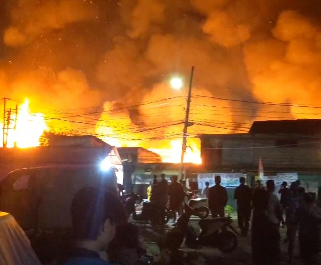 Kota Bekasi - Kebakaran yang melanda Pasar Pejuang Pratama pada Sabtu (23/8/2025) malam. 120 kios ludes terbakar. Foto: Ist/Gobekasi.id
