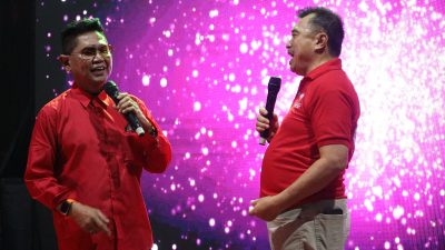 Kota Bekasi - Wakil Wali Kota Bekasi Abdul Harris Bobihoe bersama penyanyi legendaris Obbie Messakh, Sabtu (23/8/2025). Foto: Ist/Gobekasi.id