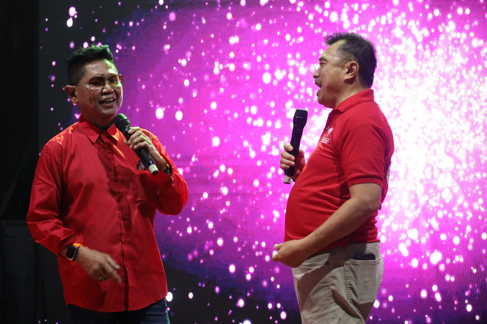 Kota Bekasi - Wakil Wali Kota Bekasi Abdul Harris Bobihoe bersama penyanyi legendaris Obbie Messakh, Sabtu (23/8/2025). Foto: Ist/Gobekasi.id