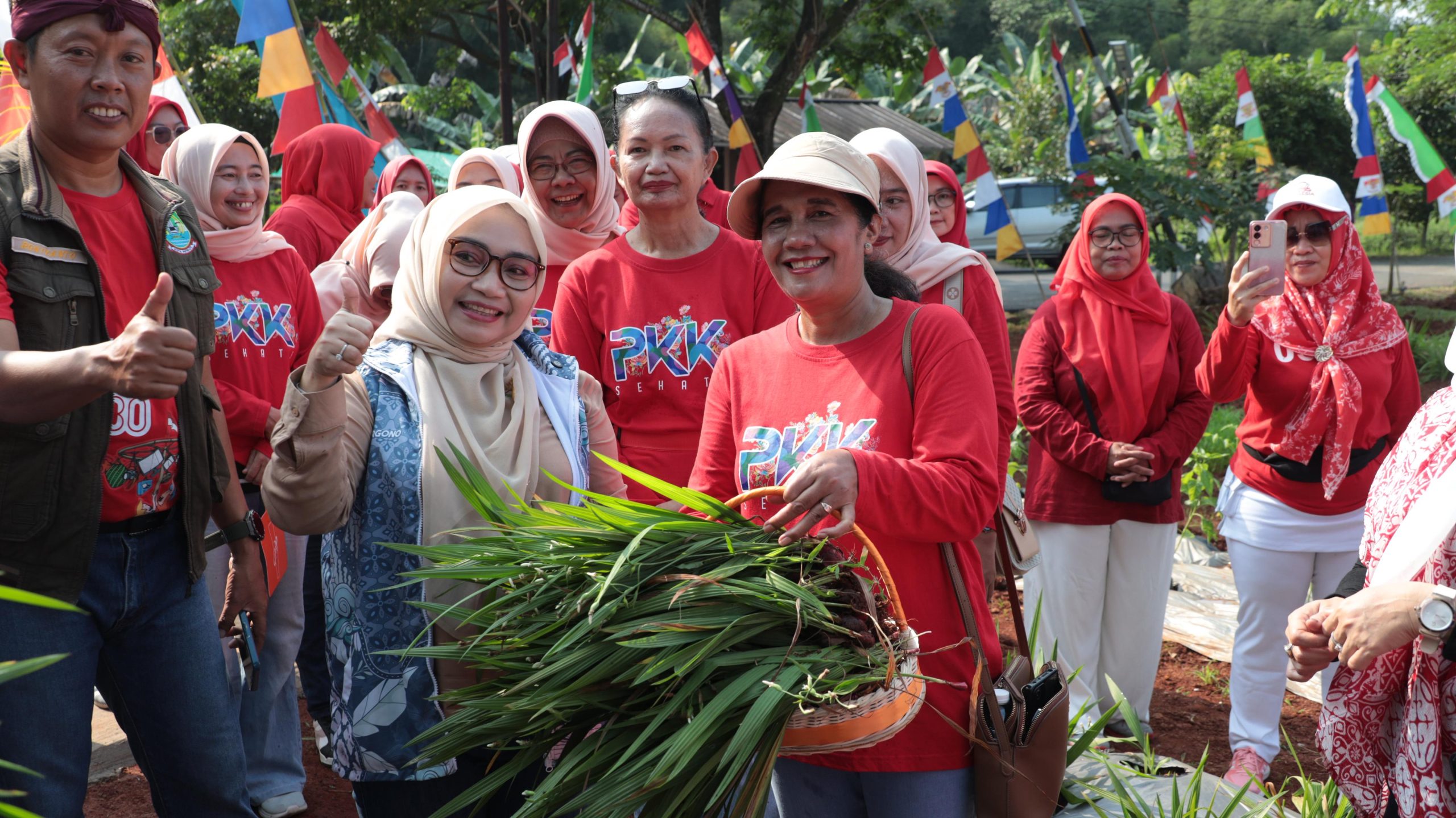 Kota Bekasi - Ketua TP PKK Kota Bekasi, Wiwiek Hargono Tri Adhianto, menghadiri kegiatan Urban Farming Bekasi Keren di Kelurahan Jatirangga, Kecamatan Jatisampurna, Minggu (24/8/2025). Foto: Ist/Gobekasi.id.