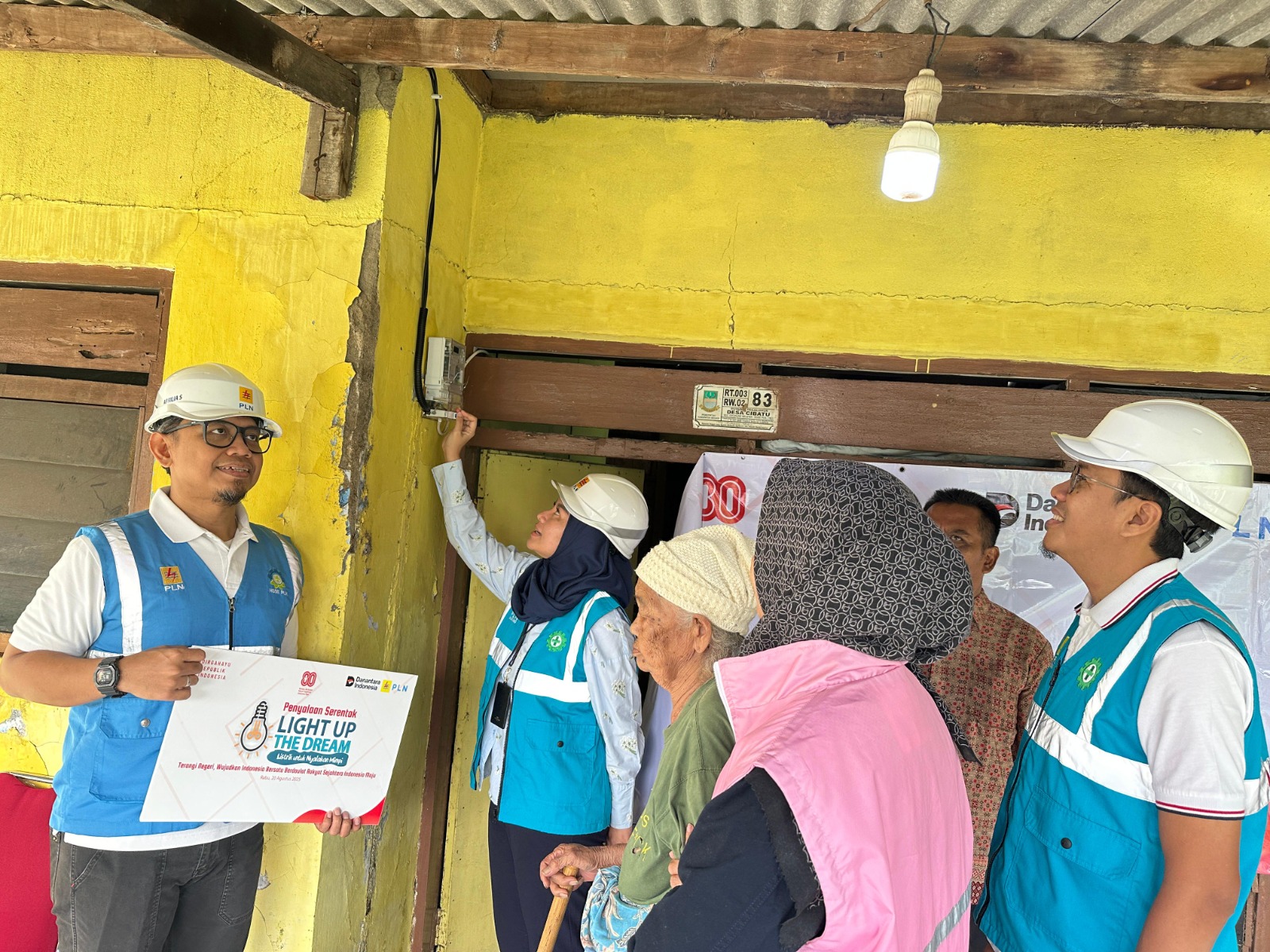 Kabupaten Bekasi - Momentum Hari Ulang Tahun (HUT) ke-80 Kemerdekaan Republik Indonesia, PT PLN (Persero) UP3 Cikarang melaksanakan penyalaan serentak program Light Up The Dream (LUTD). Foto: Ist/Gobekasi.id