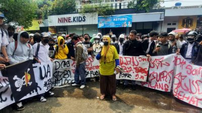 Kota Bekasi - Orang tua korban yang juga alumni melakukan aksi dugaan pelecehan seksual oleh oknum guru didepan Sekolah SMP 13 Bekasi, Senin (25/8/2025). Septian/Gobekasi.id