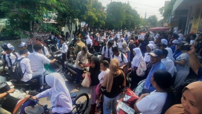 Kota Bekasi - Aktivitas lalu lintas saat terjadi aksi demo alumni dugaan pelecehan seksual oleh Oknum Guru di SMP 13 Bekasi, Senin (25/8/2025). Septian/Gobekasi.id