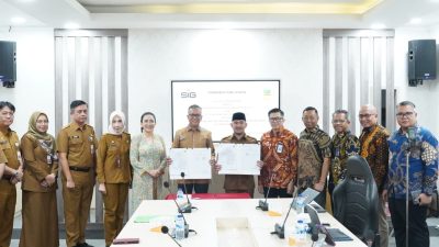 Kabupaten Bekasi - Bupati Bekasi Ade Kuswara Kunang menandatangani nota kesepahaman (MoU) dengan PT Semen Indonesia Tbk (SIG) yang berlangsung di Kantor Bupati Bekasi, Komplek Pemkab Cikarang Pusat, Senin (25/8/3025). Foto: Ist/Gobekasi.id