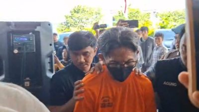 Kota Bekasi - Polisi menetapkan JP (59), guru olahraga di SMPN 13 Bekasi, sebagai tersangka kasus pencabulan terhadap siswinya, MP (14). Foto: Septian/Gobekasi.id
