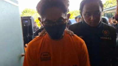 Kota Bekasi - Polisi menetapkan JP (59), guru olahraga di SMPN 13 Bekasi, sebagai tersangka kasus pencabulan terhadap siswinya, MP (14). Foto: Septian/Gobekasi.id