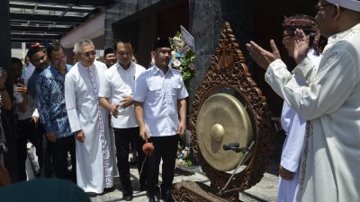 Kabupaten Bekasi - Bupati Bekasi Ade Kunang meresmikan Gereja Katolik Paroki Cikarang Ibu Teresa di Desa Cibatu, Cikarang Selatan, Kabupaten Bekasi, Rabu (27/8/2025) Gereja yang mampu menampung hingga 1.800 jemaat ini menjadi simbol toleransi sekaligus gereja terbesar di kawasan Cikarang. Septian/Gobekasi.id
