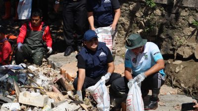 Kota Bekasi - Wali Kota Bekasi, Tri Adhianto, turun langsung bersama Pandawara Group dan PT Tugu Reasuransi Indonesia. memberishkan sampah di Kali Kapuk. Foto: Ist/Gobekasi.id