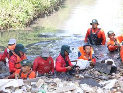 Bekasi Bakal Terima Hibah Alat Berat dari Gubernur Jakarta untuk Bersihkan Sungai