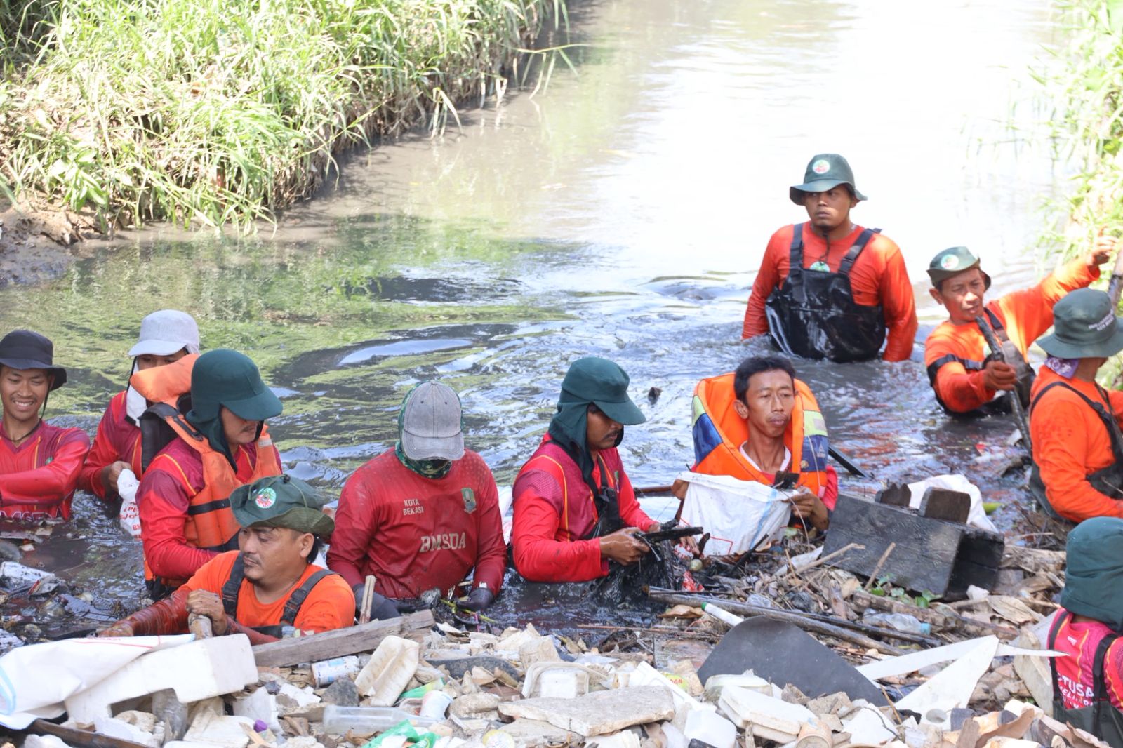 Kota Bekasi - Pembersihan sampah di Kali Kapuk. Foto: Gobekasi.id