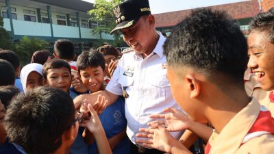 Kota Bekasi - Momen kehangatan Wali Kota Bekasi Tri Adhianto bersama pelajar SMPN 13 Kota Bekasi. Foto: Ist/Gobekasi.id