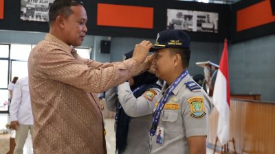 Kota Bekasi - Wali Kota Bekasi Tri Adhianto secara resmi membuka Diklat Pemberdayaan Masyarakat bagi aparatur Dinas Perhubungan (Dishub) Kota Bekasi, khususnya petugas parkir dan petugas lalu lintas. Kegiatan berlangsung di Kampus Sekolah Tinggi Transportasi Darat (STTD) pada 28–30 Agustus 2025. Foto: Ist/Gobekasi.id.