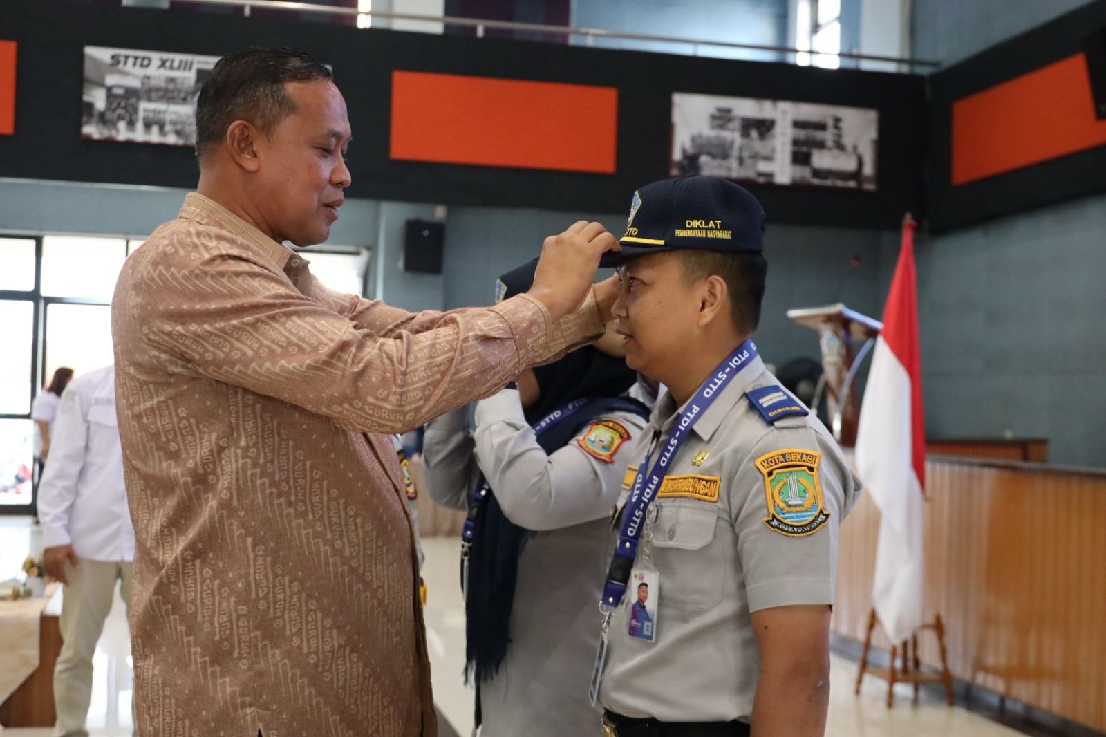 Kota Bekasi - Wali Kota Bekasi Tri Adhianto secara resmi membuka Diklat Pemberdayaan Masyarakat bagi aparatur Dinas Perhubungan (Dishub) Kota Bekasi, khususnya petugas parkir dan petugas lalu lintas. Kegiatan berlangsung di Kampus Sekolah Tinggi Transportasi Darat (STTD) pada 28–30 Agustus 2025. Foto: Ist/Gobekasi.id.