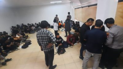 Kota Bekasi - Polisi mengamankan ratusan pelajar yang hendak menuju Jakarta melalui wilayah Bekasi pada Kamis (28/8/2025). Foto: Septian/Gobekasi.id