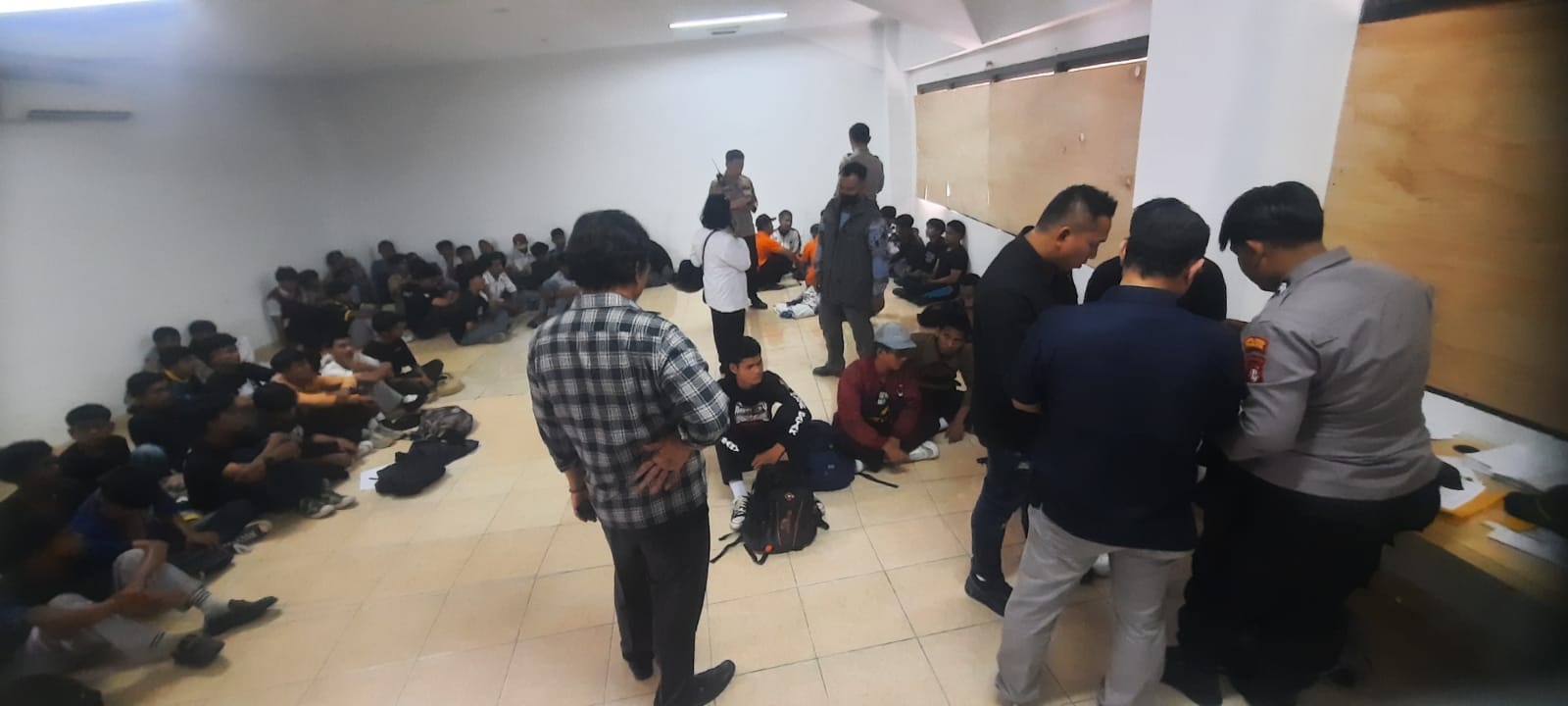 Kota Bekasi - Polisi mengamankan ratusan pelajar yang hendak menuju Jakarta melalui wilayah Bekasi pada Kamis (28/8/2025). Foto: Septian/Gobekasi.id