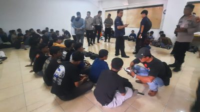 Kota Bekasi - Polisi mengamankan ratusan pelajar yang hendak menuju Jakarta melalui wilayah Bekasi pada Kamis (28/8/2025). Foto: Septian/Gobekasi.id