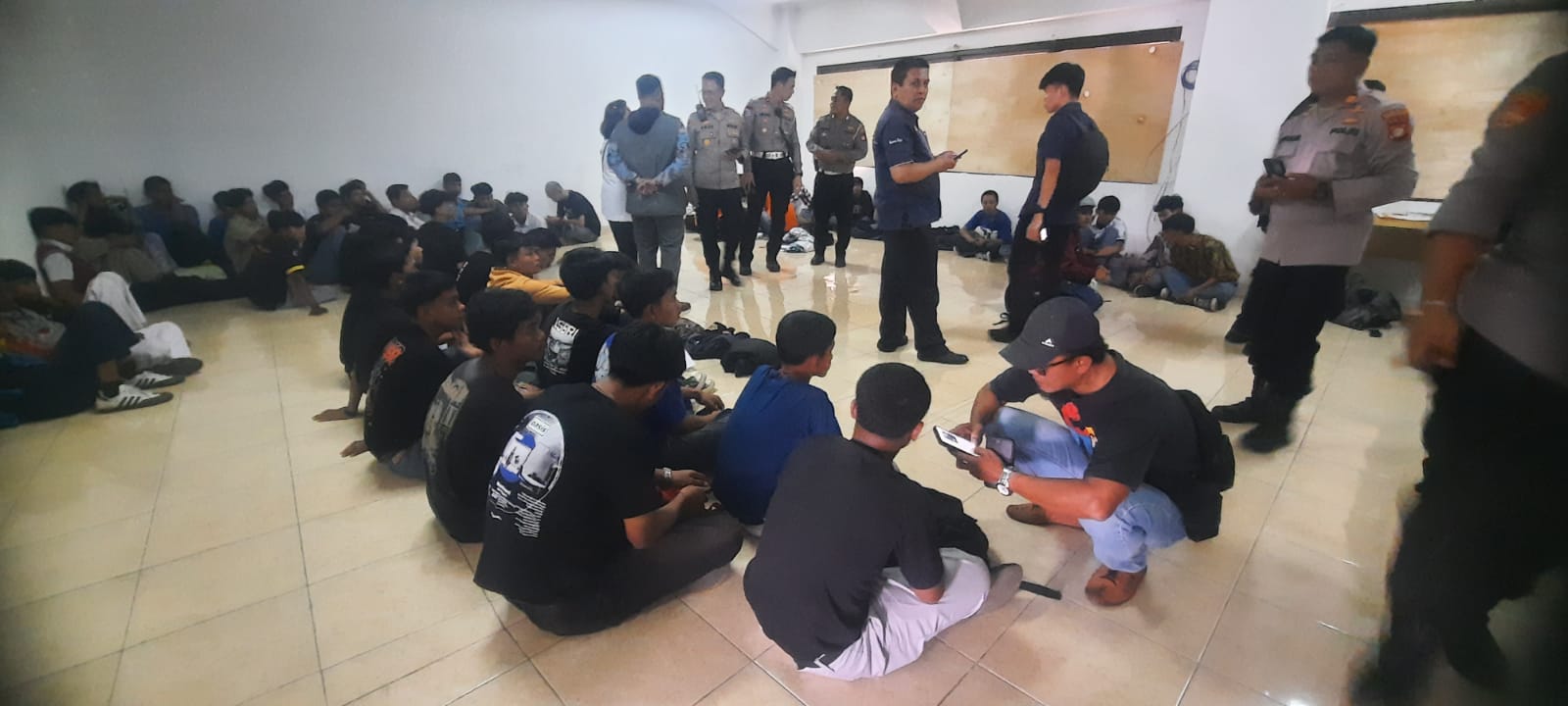 Kota Bekasi - Polisi mengamankan ratusan pelajar yang hendak menuju Jakarta melalui wilayah Bekasi pada Kamis (28/8/2025). Foto: Septian/Gobekasi.id