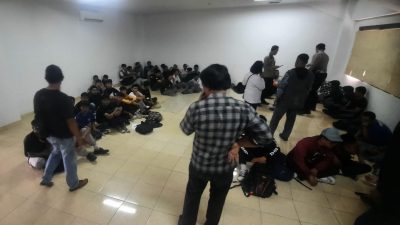 Kota Bekasi - Polisi mengamankan ratusan pelajar yang hendak menuju Jakarta melalui wilayah Bekasi pada Kamis (28/8/2025). Foto: Septian/Gobekasi.id