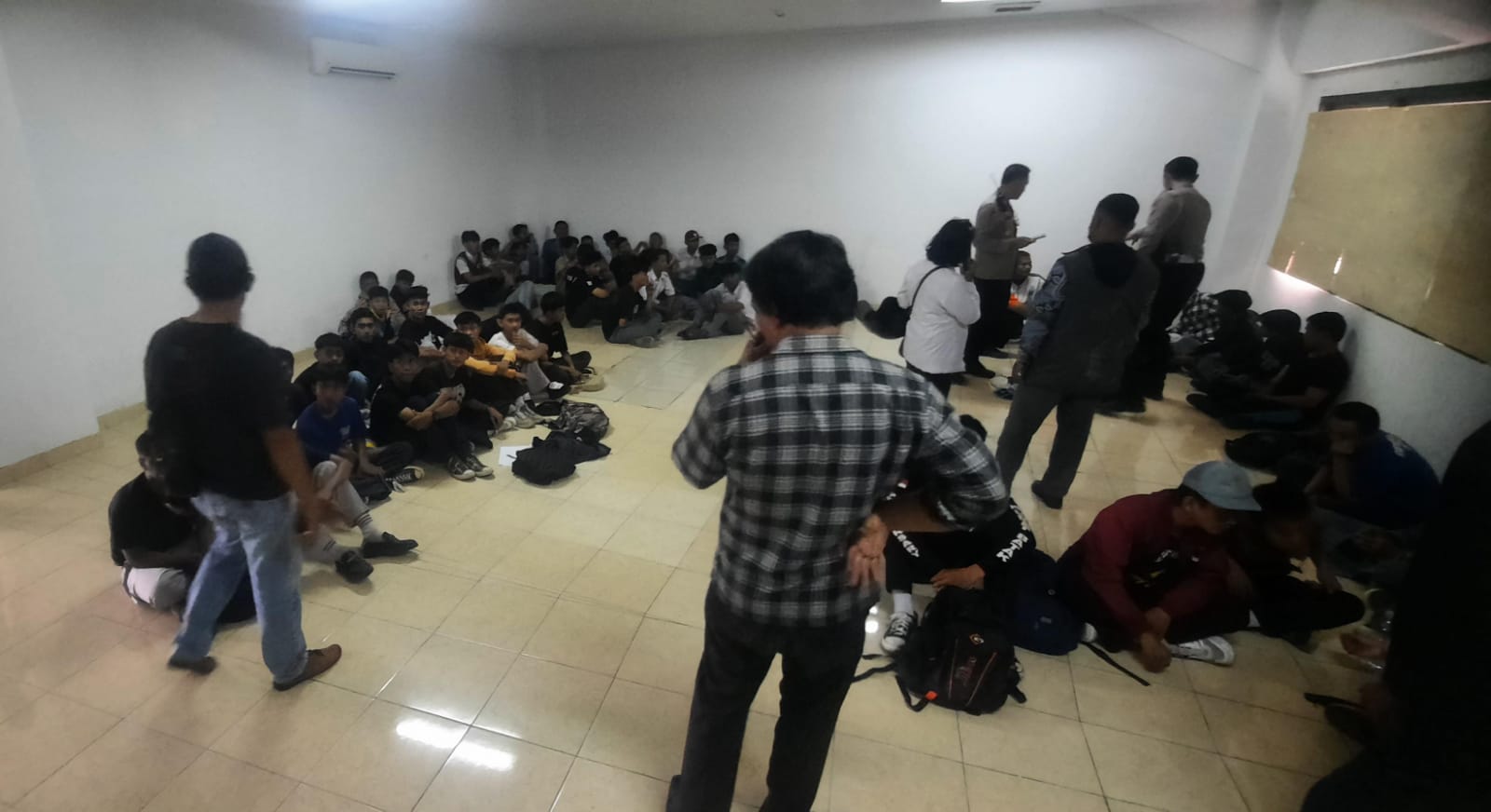 Kota Bekasi - Polisi mengamankan ratusan pelajar yang hendak menuju Jakarta melalui wilayah Bekasi pada Kamis (28/8/2025). Foto: Septian/Gobekasi.id