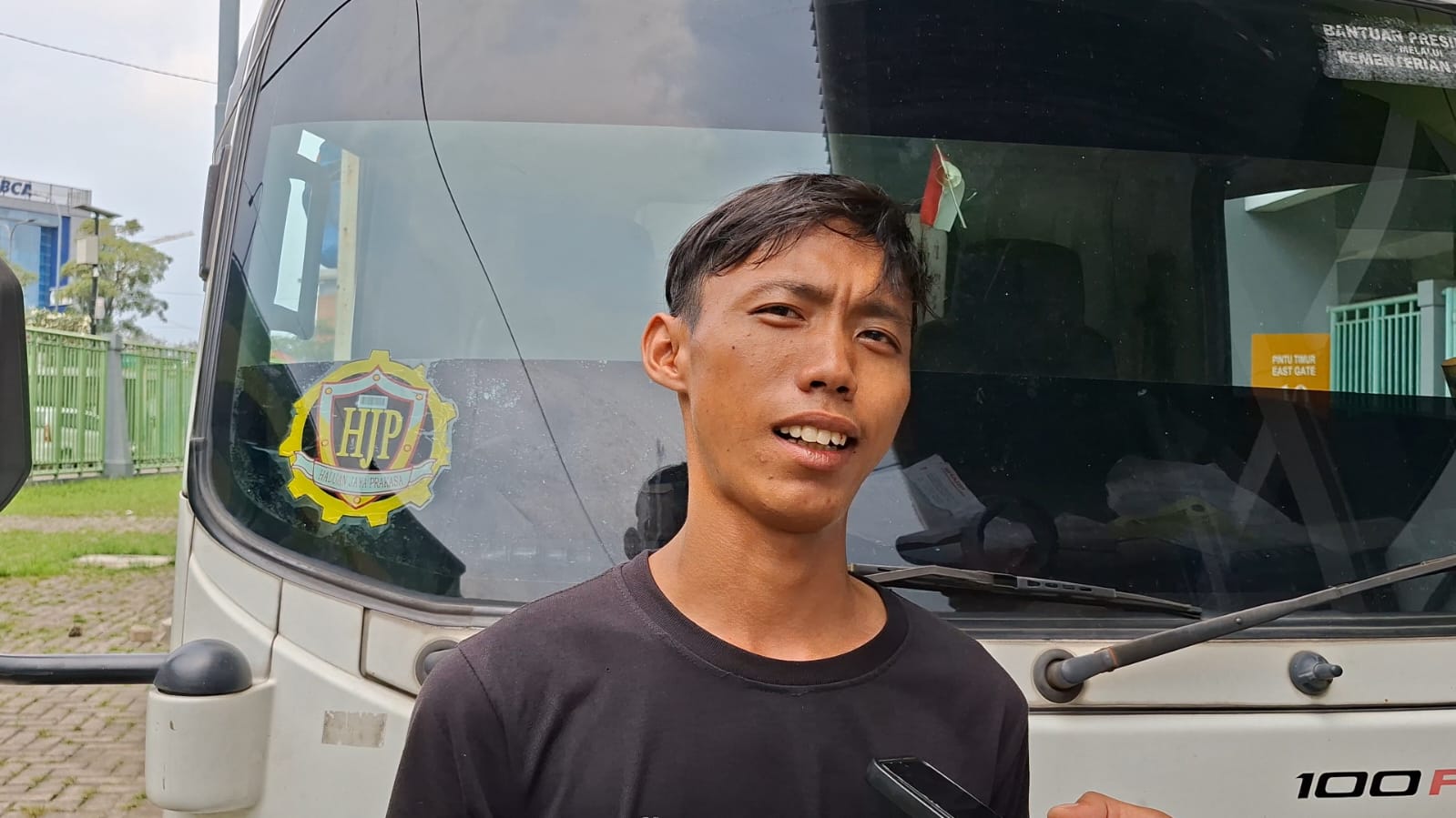 Kota Bekasi - Najib (28) saat ditemui wartawan, di Stadion Patriot Candrabhaga, Kamis (28/8/2025). Foto: Septian/Gobekasi.id