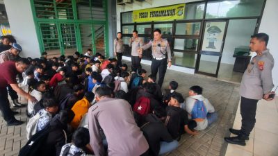 Kota Bekasi - Polisi mengamankan ratusan pelajar yang hendak menuju Jakarta melalui wilayah Bekasi pada Kamis (28/8/2025). Foto: Septian/Gobekasi.id