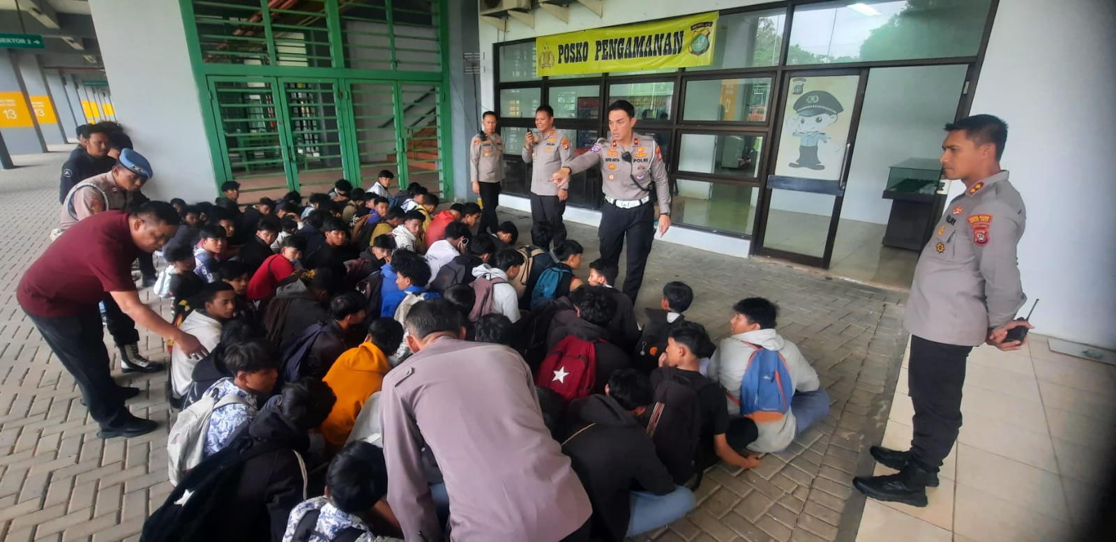 Kota Bekasi - Polisi mengamankan ratusan pelajar yang hendak menuju Jakarta melalui wilayah Bekasi pada Kamis (28/8/2025). Foto: Septian/Gobekasi.id