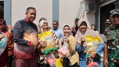 Kota Bekasi - Wali Kota Bekasi Tri Adhianto secara resmi membuka Gerakan Pangan Murah serentak di 12 kecamatan dalam rangka memperingati HUT ke-80 RI. Foto: Ist/Gobekasi.id.