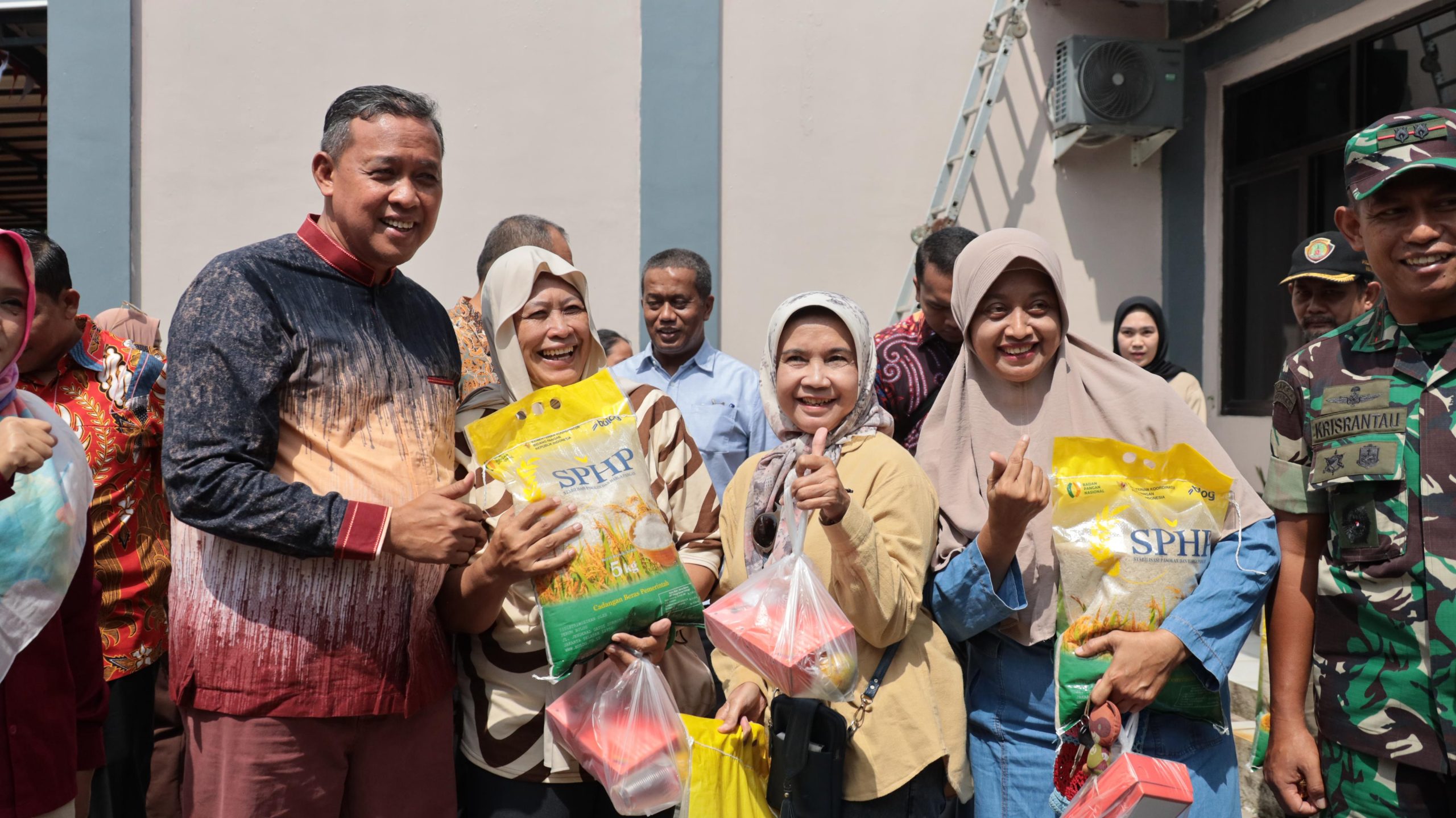 Kota Bekasi - Wali Kota Bekasi Tri Adhianto secara resmi membuka Gerakan Pangan Murah serentak di 12 kecamatan dalam rangka memperingati HUT ke-80 RI. Foto: Ist/Gobekasi.id.