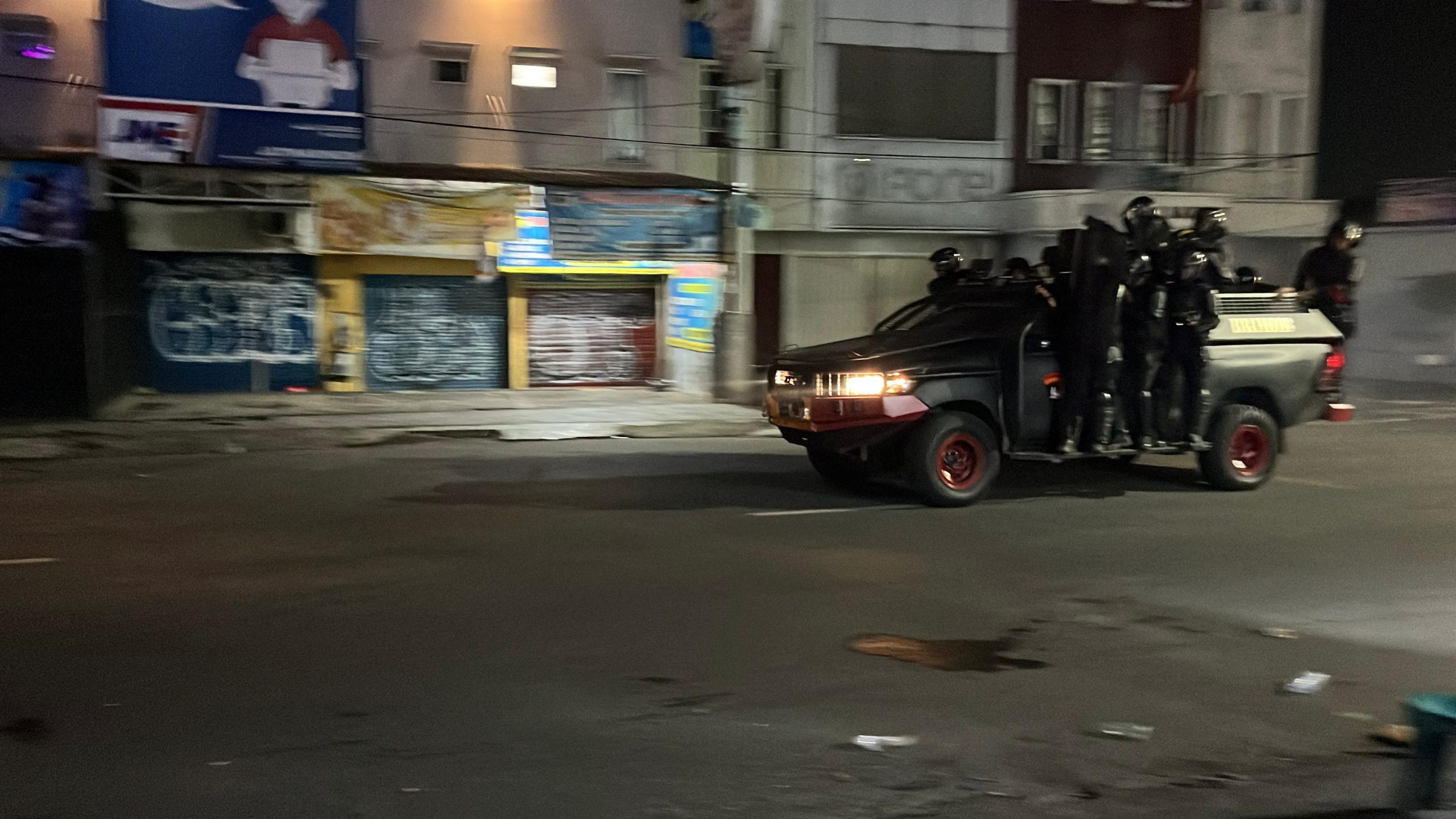 Polisi di atas mobil baracuda menembakan gas air mata untuk menghalau masa saat terjadi kericuhan di kawasan Pondok Gede, Kota Bekasi, Minggu (31/8/2025)