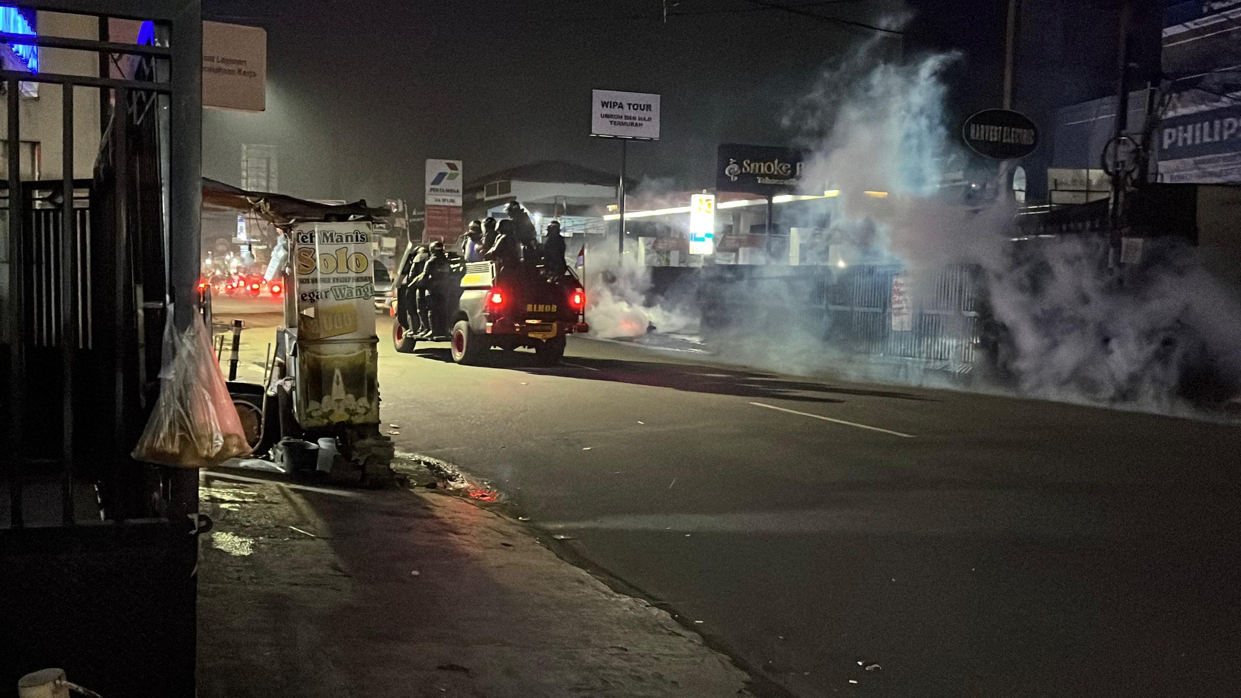 Kota Bekasi - Polisi di atas mobil baracuda menembakan gas air mata untuk menghalau masa saat terjadi kericuhan di kawasan Pondok Gede, Kota Bekasi, Minggu (31/8/2025) dini hari. Foto" Septian/Gobekasi.id