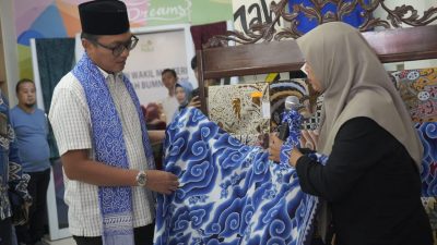 Cirebon - Wakil Menteri BUMN, Aminuddin Ma’ruf, melakukan kunjungan kerja ke Rumah BUMN Cirebon di Jalan DR. Cipto Mangunkusumo No.4 untuk melihat langsung kiprah UMKM binaan PLN dalam mendukung pertumbuhan ekonomi kerakyatan. Foto: Ist/Gobekasi.id.