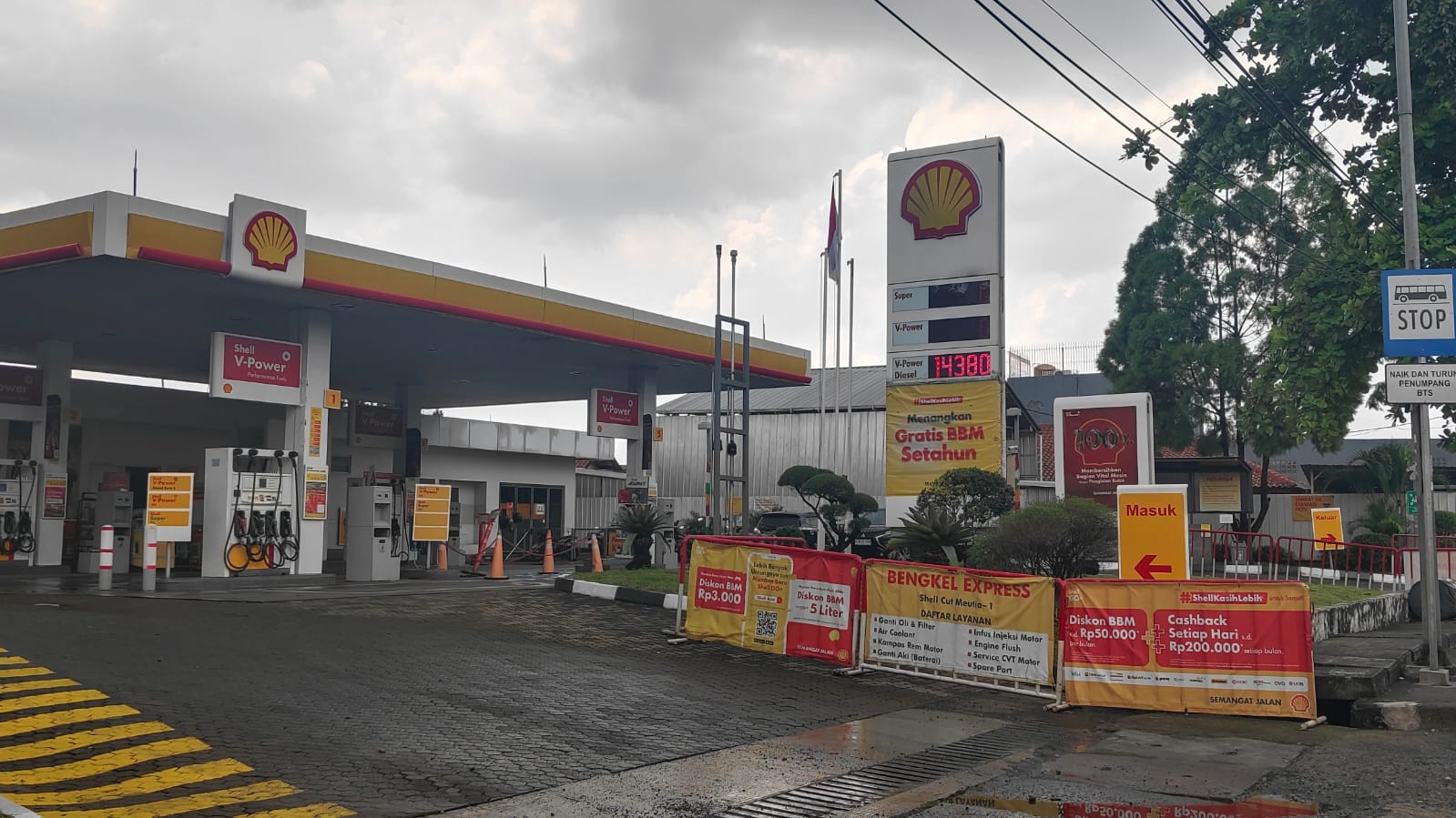 Kota Bekasi - Salah satu SPBU Shell di kawasan Kalimalang, Bekasi terlihat sepi, Minggu (31/8/2025) septian/Gobekasi.id