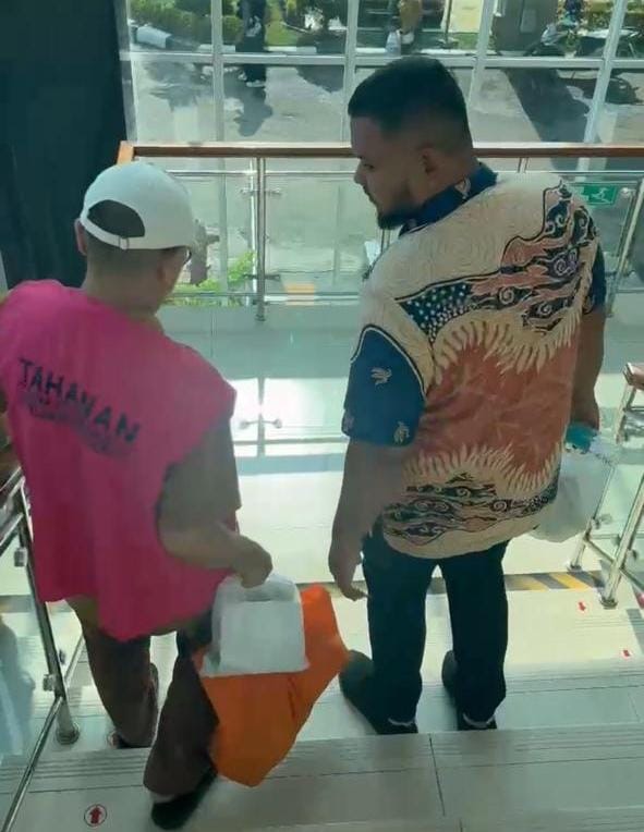 Kota Bekasi - Kuasa Hukum MAR dan AZ Yoga Gumilar mendampingi klienya saat periksa kesehatan di RSUD Kota Bekasi, Selasa (26/8/2025). Foto: Septian/Gobekasi.id.