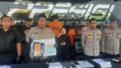 Kota Bekasi - Kapolres Metro Bekasi Kota Kombes Pol Kusumo Wahyu Bintoro menunjukan barang bukti saat ungkap kasus kekerasan seksual berbasis elektronik di Mapolres Metro Bekaai Kota, Jumat (8/8/2025) septian/gobekasi.id