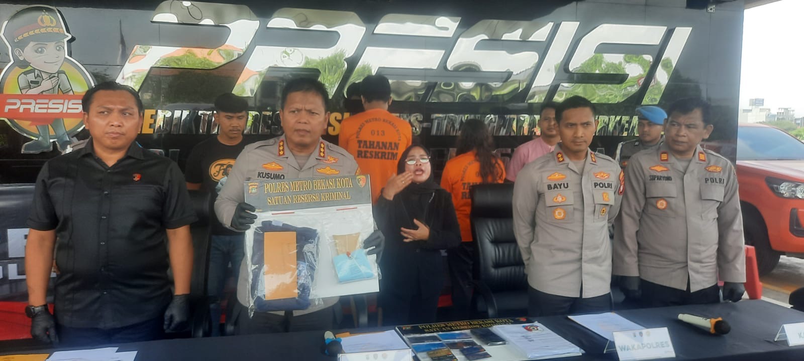Kota Bekasi - Kapolres Metro Bekasi Kota Kombes Pol Kusumo Wahyu Bintoro menunjukan barang bukti saat ungkap kasus kekerasan seksual berbasis elektronik di Mapolres Metro Bekaai Kota, Jumat (8/8/2025) septian/gobekasi.id