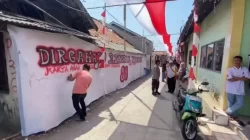 Warga Karangsambung Bentangkan Bendera Merah Putih Sepanjang 1 Kilometer Sambut HUT ke-80 RI