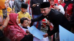 Kabupaten Bekasi - Bupati Ade bahkan memberikan uang saku kepada anak-anak yang telah dikhitan. Foto: Ist/Gobekasi.id
