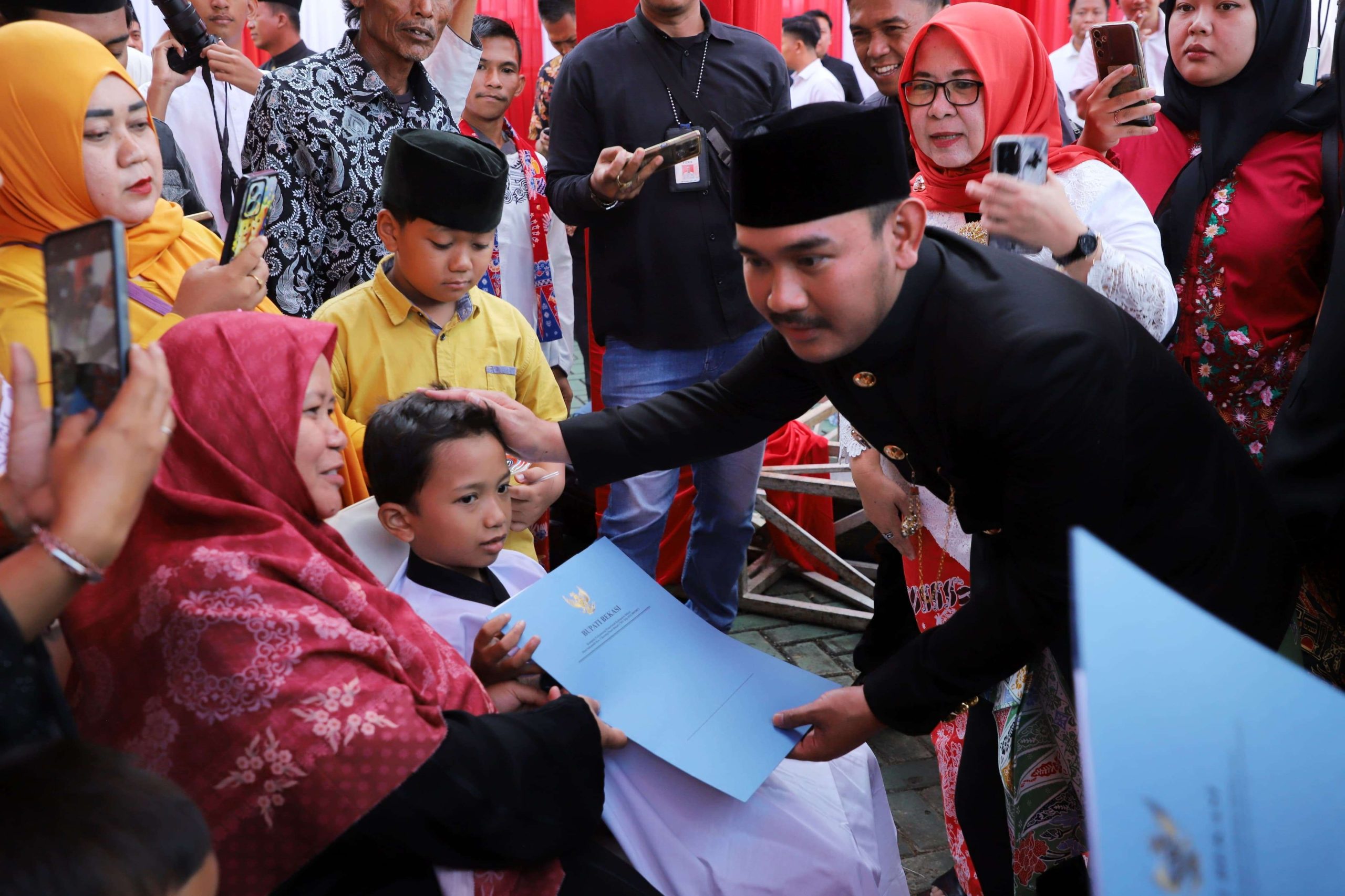 Kabupaten Bekasi - Bupati Ade bahkan memberikan uang saku kepada anak-anak yang telah dikhitan. Foto: Ist/Gobekasi.id