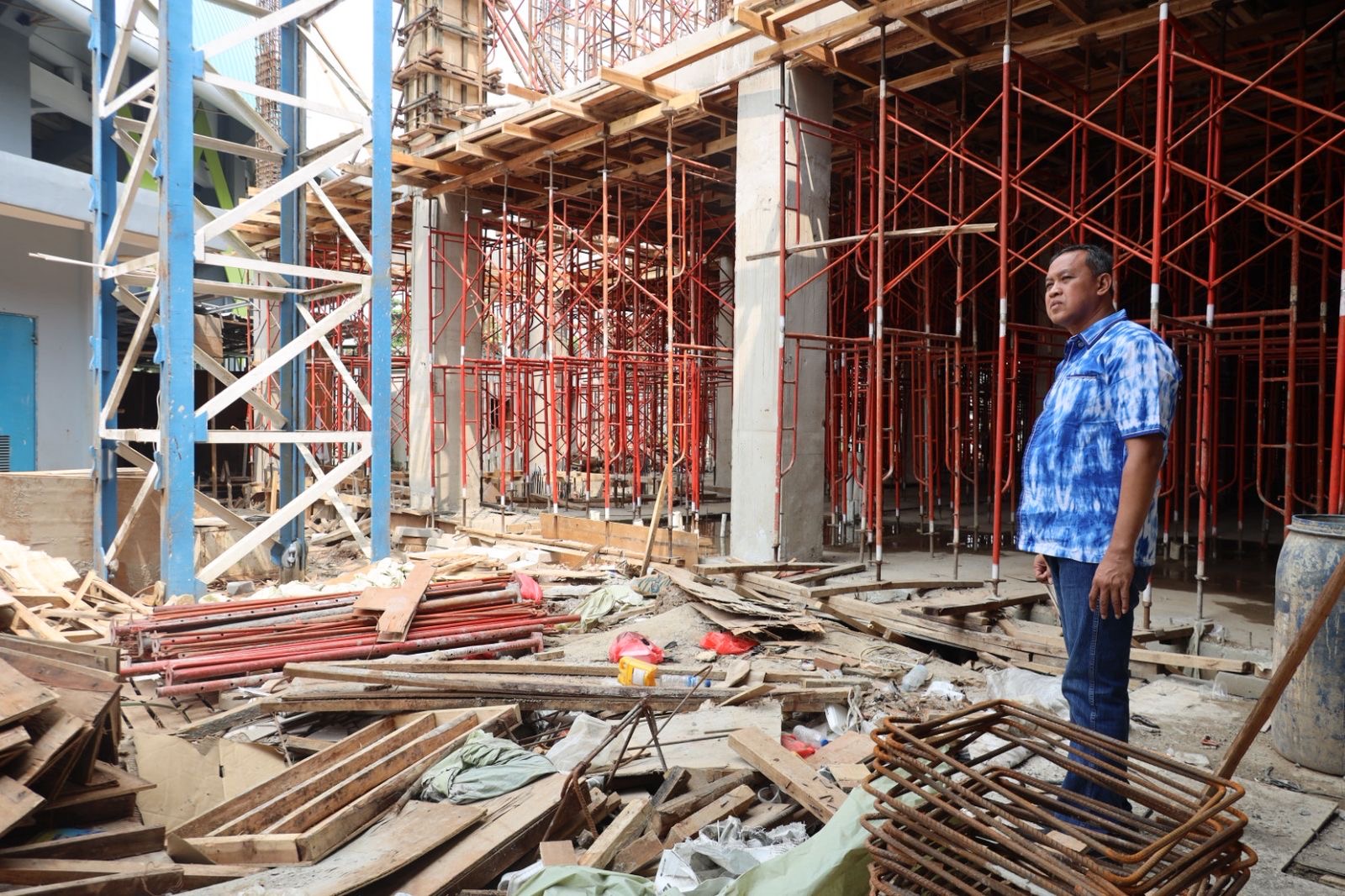 Kota Bekasi - Wali Kota Bekasi Tri Adhianto meninjau pembangunan GOR Terpadu untuk Porprov Jabar 2026. Foto: Ist