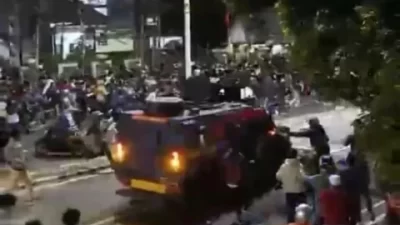 Jakarta- Mobil Rantis Brimob Polda Metro Jaya melindas driver ojek online saat aksi demonstrasi di Pejompongan, Jakarta, Kamis (28/8/2025).