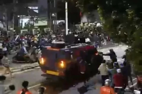 Jakarta- Mobil Rantis Brimob Polda Metro Jaya melindas driver ojek online saat aksi demonstrasi di Pejompongan, Jakarta, Kamis (28/8/2025).