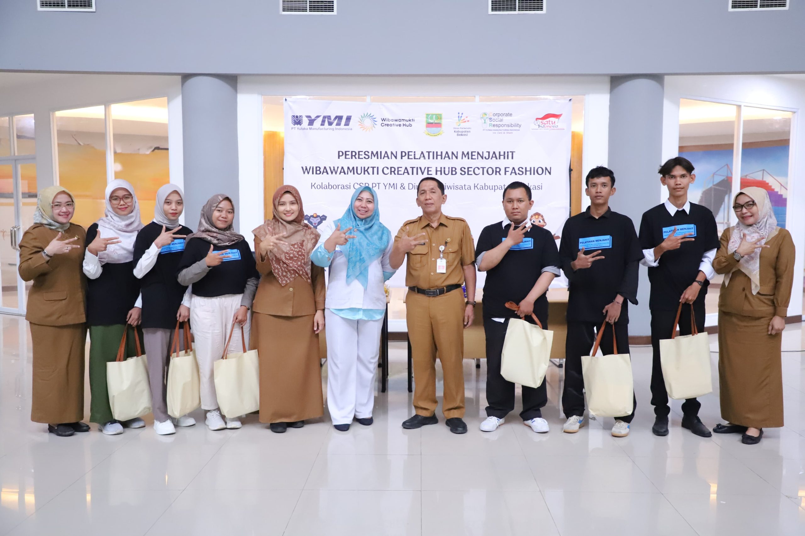Kabupaten Bekasi - Kepala Dinas Pariwisata Kabupaten Bekasi Iyan Priyatna membuka pelatihan menjahit sektor fashion, berkolaborasi dengan CSR perusahaan industri. Bertempat di Gedung Wibawa Mukti Creative Hub, Cikarang Timur. Senin, (4/8/2025). Foto: Ist
